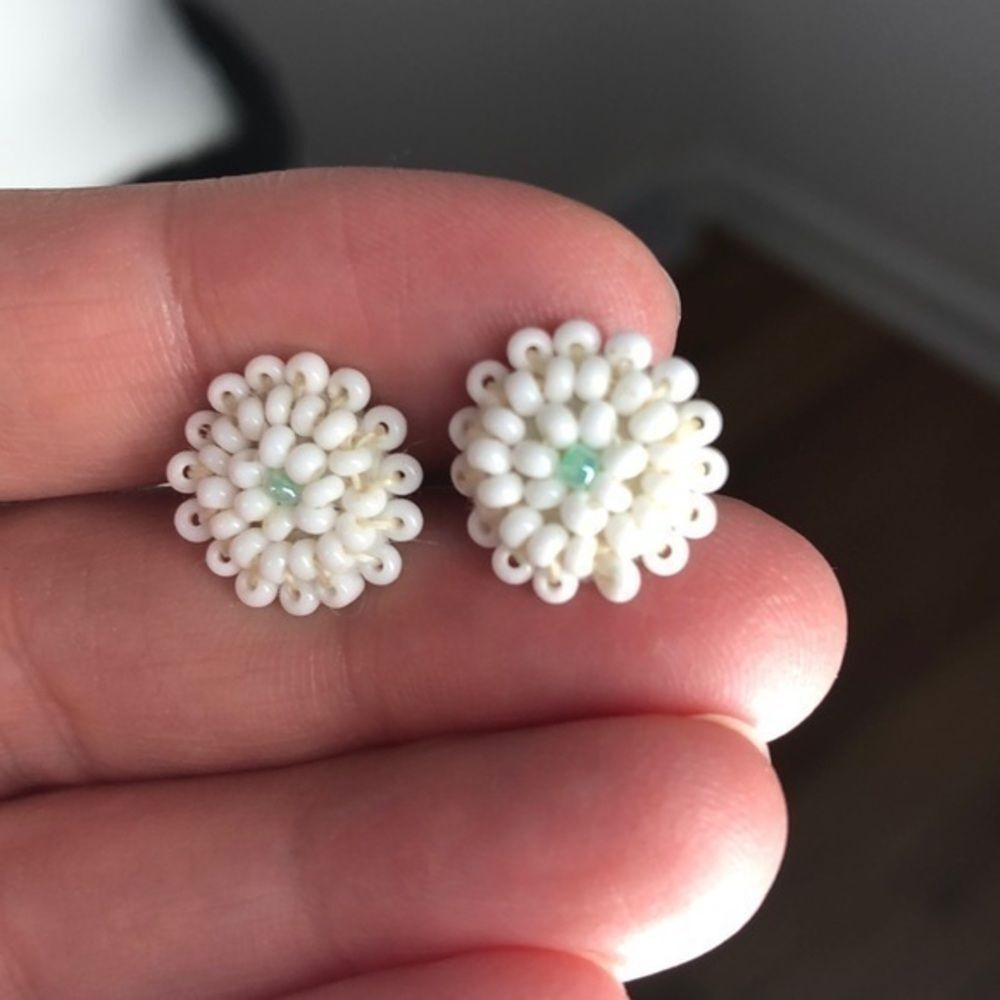 Adorable beaded daisy flower earrings